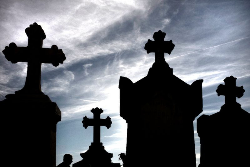 Bên cạnh truyền thuyết về khả năng chữa bệnh, giếng thánh này còn gắn liền với giai thoại về lời nguyền kỳ bí. Chuyện kể rằng, vào thế kỷ 16, một cha xứ quản lý tu viện gần giếng thánh Anne đã buông một lời nguyền rằng, kẻ tranh chấp đất đai với ông sẽ chết trong vòng 1 năm lẻ 1 ngày.