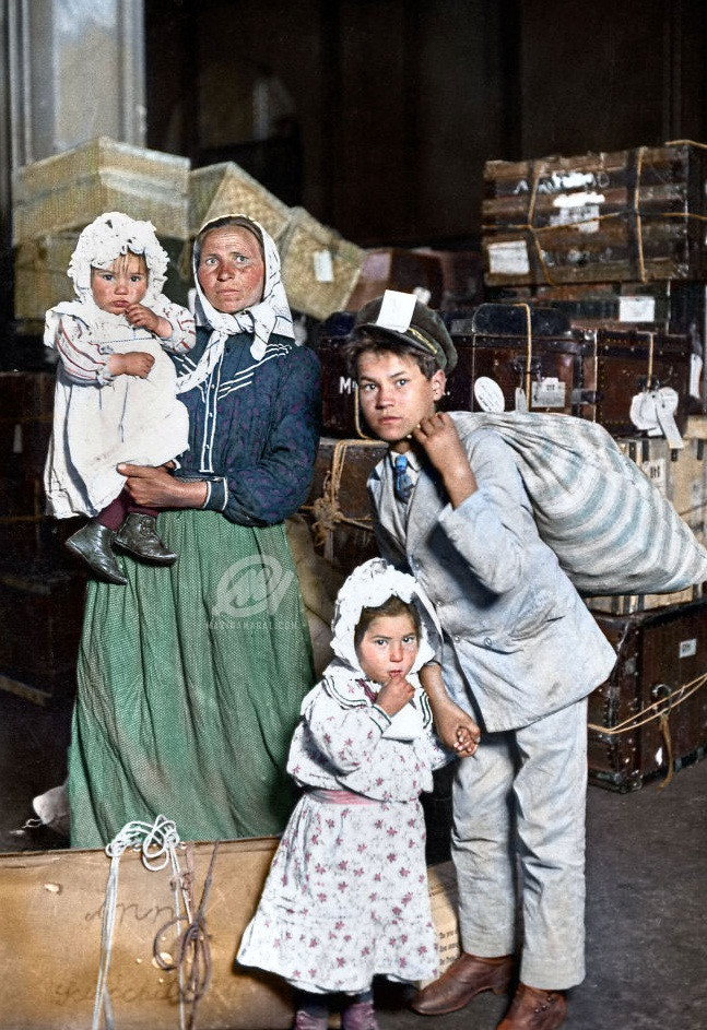 Những người nhập cư Italy đến đảo Ellis năm 1905.