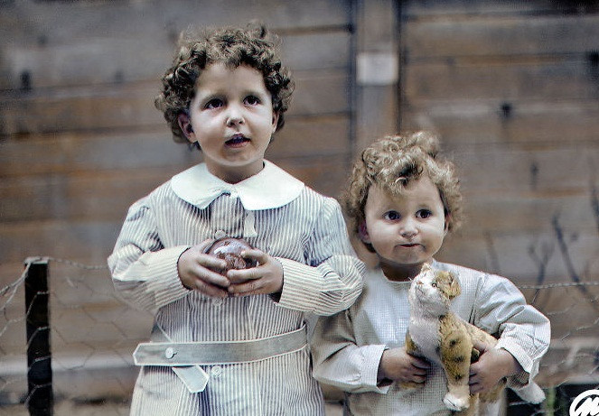 Hai anh em Michel và Edmond Navratil trở thành trẻ mồ côi khi được cứu sống lúc tàu Titanic chìm. Các em là những đứa trẻ duy nhất được cứu sống trong thảm kịch chìm tàu kinh hoàng mà không có cha mẹ hoặc người giám hộ.