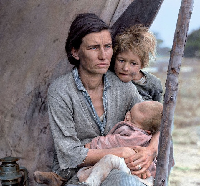 Gương mặt ám ảnh của người mẹ di cư bên các con nhỏ ở Nipomo, California, Mỹ năm 1936.