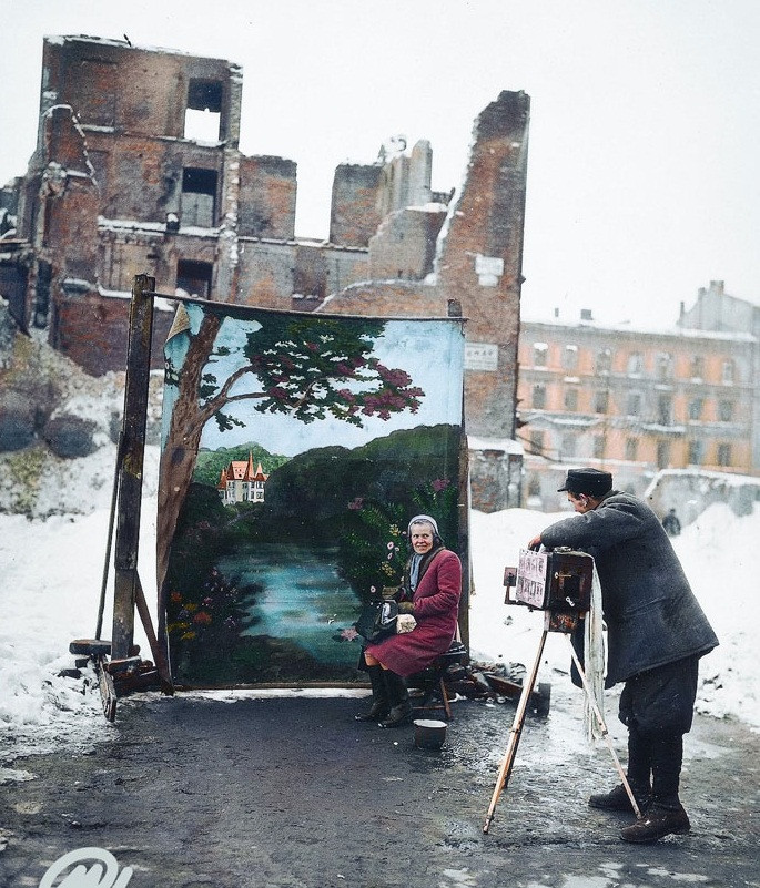 Một nhiếp ảnh gia sử dụng phông nền để chụp ảnh cho một bà lão tại Warsaw, Ba Lan tháng 11/1946. Nhiếp ảnh gia này làm như vậy dường như để che giấu những hậu quả mà chiến tranh thế giới 2 để lại.