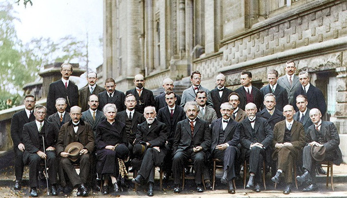 Bức ảnh chụp Hội nghị Solvay năm 1927 với sự tham gia của nhiều nhân vật nổi tiếng lịch sử như Albert Einstein.