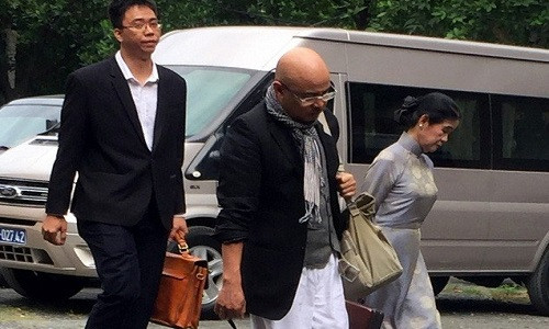 Nguoi phu nu kin tieng canh ong Dang Le Nguyen Vu trong vu ly hon nghin ty