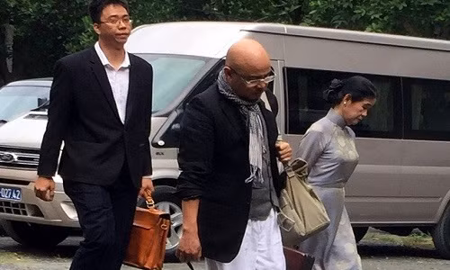 Nguoi phu nu kin tieng canh ong Dang Le Nguyen Vu trong vu ly hon nghin ty