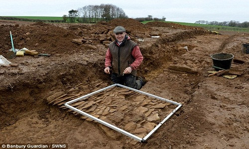 Sử gia nghiệp dư Keith Westcott đã phát hiện tàn tích biệt thự La Mã có kích thước lớn hơn lăng Taj Mahal của Ấn Độ bên dưới một cánh đồng ở Oxfordshire, Anh.