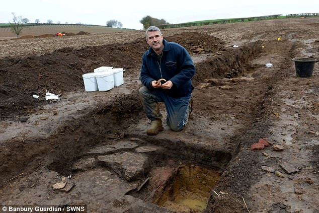 Nhóm chuyên gia cũng tìm thấy nhiều hiện vật giá trị như những đồng xu in hình Romulus và Remus, mảnh vỡ các món đồ gốm... Mời độc giả xem video: Cận cảnh siêu biệt thự của quan chức Yên Bái (nguồn: VTC16)