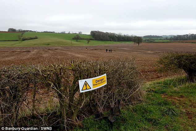 Vì vậy, ông đã cùng một nhóm các nhà nghiên cứu của Đại học Oxford tiến hành cuộc khai quật quy mô lớn tại khu vực này kể từ tháng 4/2018.