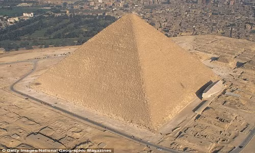 Với chiều cao 145m, bề rộng 230m và chiều dài 230m, Đại kim tự tháp Giza là nơi yên nghỉ của pharaoh Khufu (Kheops).