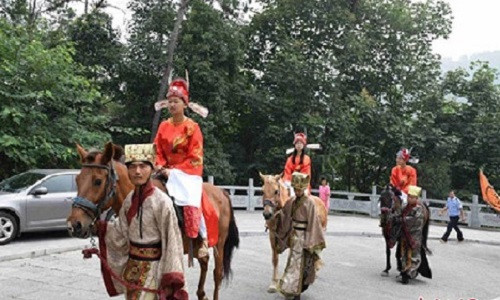 Thủ khoa đại học cưỡi ngựa diễu hành năm 2015. Ảnh: China Daily.