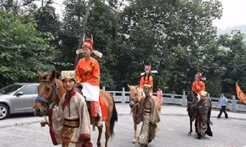 Thủ khoa đại học cưỡi ngựa diễu hành năm 2015. Ảnh: China Daily.