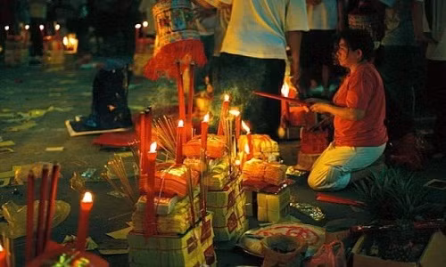 Hàng năm, người dân Trung Quốc thường tiến hành cúng "cô hồn" vào ngày 14/7 Âm lịch.