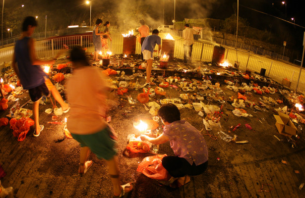 Tại một số nơi ở Trung Quốc, người dân gọi các vong hồn là “anh em tốt”, “thần cửa sau” để lấy lòng những linh hồn, quỷ đói.