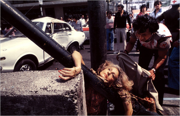 Được chụp năm 1975, bức ảnh "Sắc đẹp và cái chết" gây ám ảnh công chúng khi chụp lại khoảnh khắc nữ diễn viên Adela Legarreta Rivas qua đời do gặp tai nạn giao thông nghiêm trọng khi băng qua đường.