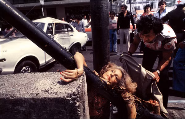 Được chụp năm 1975, bức ảnh "Sắc đẹp và cái chết" gây ám ảnh công chúng khi chụp lại khoảnh khắc nữ diễn viên Adela Legarreta Rivas qua đời do gặp tai nạn giao thông nghiêm trọng khi băng qua đường.