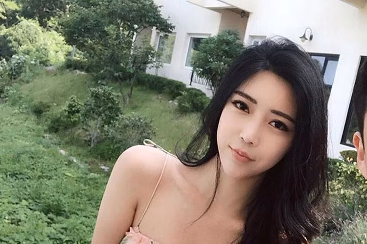 “Hot girl 700 ty dong” chup X-quang de chung minh khong bom nguc