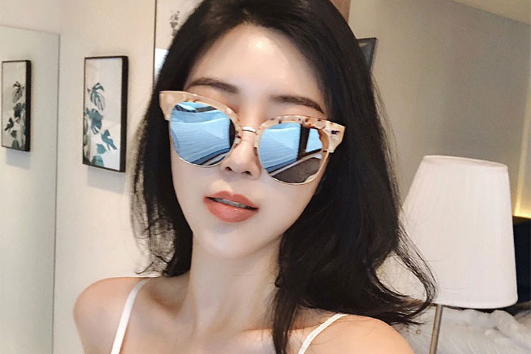 Khuôn mặt khá cứng, ít biểu cảm và thân hình đẹp tới mức khó tin của hot girl Hàn Quốc bị nghi ngờ là một sản phẩm của công nghệ "dao kéo". Trước các tin đồn về chuyện thẩm mỹ, Choi Somi đã có hành động chứng minh. Theo DongA, hot girl công bố một số hình ảnh kiểm tra X-quang vùng ngực tại bệnh viện. Kết quả kiểm tra y tế cho thấy không hề có chất độn ở vùng ngực. Điều này có nghĩa là vòng 1 của Somi là "hàng thật". “Tôi đã quá nhiều lần vướng tin đồn phẫu thuật nâng ngực. Tôi đối diện vô số chỉ trích và chê bai từ công chúng. Lúc đầu, tôi có thể đã bỏ qua vì nghĩ chuyện nhỏ nhưng mọi thứ diễn biến không như tôi đoán. Tôi buộc phải kiểm tra để chứng minh”. - Cô chia sẻ. Theo đó, hành động của Somi được nhiều người đánh giá cao vì cô đã có động thái chứng minh cơ thể không thẩm mỹ. Để có được vóc dáng đẹp, Choi Somi thường xuyên tới phòng tập, thực hiện các bài tập cùng máy và luyện yoga.