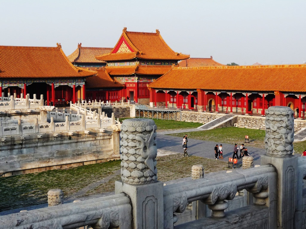 Người xưa sử dụng rơm, trấu để đốt lò nung gạch nhằm loại bỏ được khí ẩm trong đất. Gạch được nung trong 40 ngày. Sau quá trình nung, người ta bỏ gạch ra và ngâm trong dầu ép từ hạt quả trẩu trơn. Kết thúc công đoạn này, sản phẩm gạch Tô Châu chính thức hoàn thiện và được đem dùng để xây dựng các công trình cho bậc đế vương Trung Quốc.