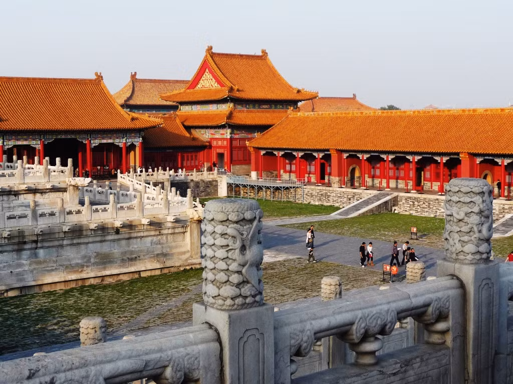 Người xưa sử dụng rơm, trấu để đốt lò nung gạch nhằm loại bỏ được khí ẩm trong đất. Gạch được nung trong 40 ngày. Sau quá trình nung, người ta bỏ gạch ra và ngâm trong dầu ép từ hạt quả trẩu trơn. Kết thúc công đoạn này, sản phẩm gạch Tô Châu chính thức hoàn thiện và được đem dùng để xây dựng các công trình cho bậc đế vương Trung Quốc.