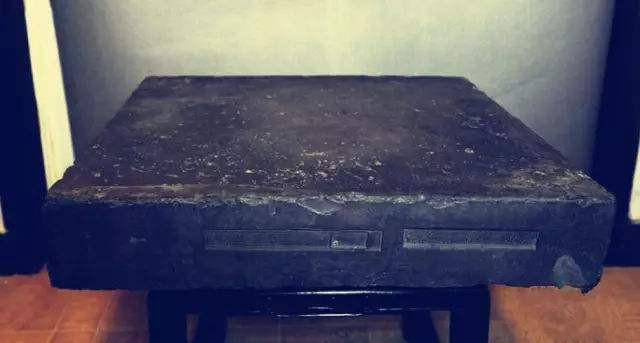 Do gạch được sản xuất ở Tô Châu nhưng được sử dụng trong quá trình xây dựng ở kinh thành nên chữ “kinh” và chữ “kim” (vàng) phát âm khá giống nhau nên dân gian đã đặt tên cho loại gạch này là “kim chuyên” (gạch vàng).