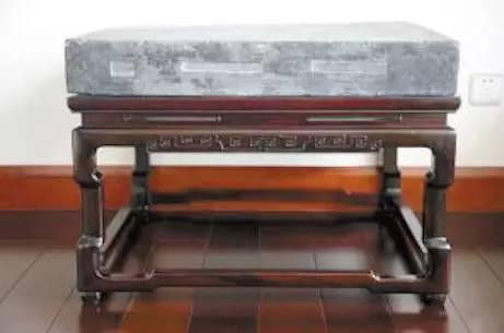 Mặc dù được gọi là "gạch vàng" nhưng thực tế gạch Tô Châu không được làm từ vàng. Sở dĩ người ta gọi gạch Tô Châu là "gạch vàng" là bởi vì đặc điểm của loại gạch này.