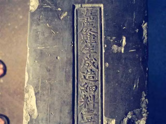 Thêm nữa, loại gạch ở Tô Châu còn có một đặc điểm nổi bật là khi “gõ phát ra âm thanh như gõ vào vàng hoặc đá quý, gạch đặc ruột, không có lỗ”.