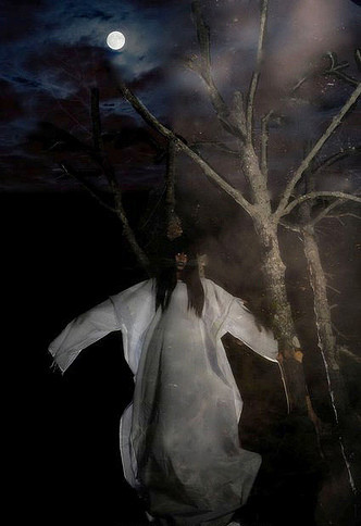 Nữ quỷ Pontianak được miêu tả thường xuất hiện với ngoại hình xinh đẹp, tóc dài và mặc trang phục màu trắng.