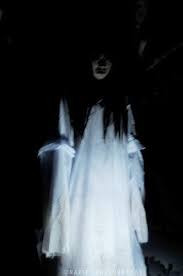 Một số truyền thuyết kể rằng, Pontianak giết các nạn nhân bằng móng tay sắc nhọn đâm vào bụng và ăn nội tạng của họ.