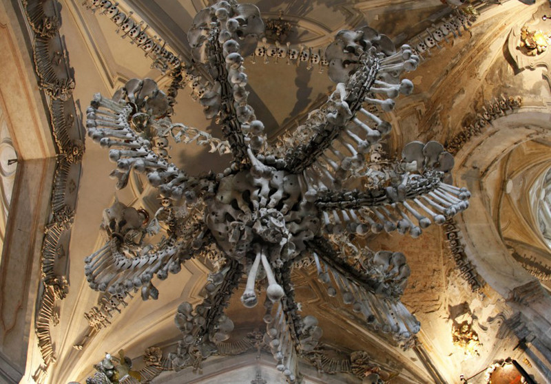 "Kiệt tác xương người" đáng chú ý nhất ở nhà thờ Sedlec là đèn chùm lớn ở chính giữa giáo đường. Người ta đã sử dụng tất cả loại xương trên cơ thể người để hoàn thành tác phẩm nghệ thuật này. Mời quý độc giả xem video: Thêm hé lộ mới về "hầm mộ" của Chúa Jesus (nguồn: VTC14)