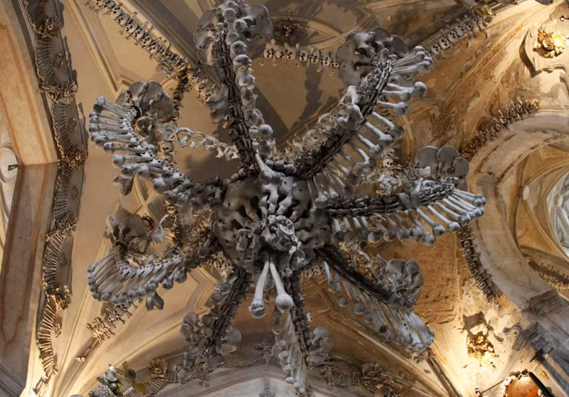 "Kiệt tác xương người" đáng chú ý nhất ở nhà thờ Sedlec là đèn chùm lớn ở chính giữa giáo đường. Người ta đã sử dụng tất cả loại xương trên cơ thể người để hoàn thành tác phẩm nghệ thuật này. Mời quý độc giả xem video: Thêm hé lộ mới về "hầm mộ" của Chúa Jesus (nguồn: VTC14)