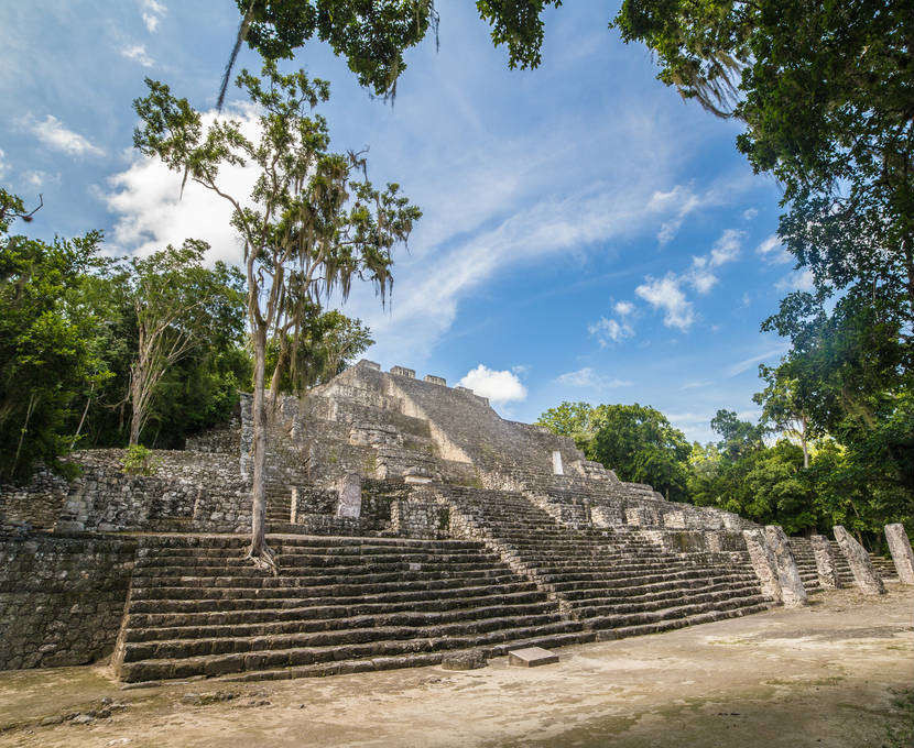 Thời kỳ hoàng kim của Calakmul là giai đoạn lịch sử từ năm 500 - 800. Khi ấy, nơi đây là một thành phố vô cùng phát triển với hơn 50.000 người dân sinh sống, 6.700 công trình kiến trúc và nắm giữ nhiều bí mật thương mại.