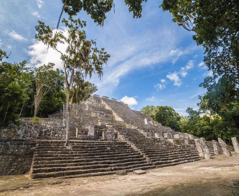 Thời kỳ hoàng kim của Calakmul là giai đoạn lịch sử từ năm 500 - 800. Khi ấy, nơi đây là một thành phố vô cùng phát triển với hơn 50.000 người dân sinh sống, 6.700 công trình kiến trúc và nắm giữ nhiều bí mật thương mại.