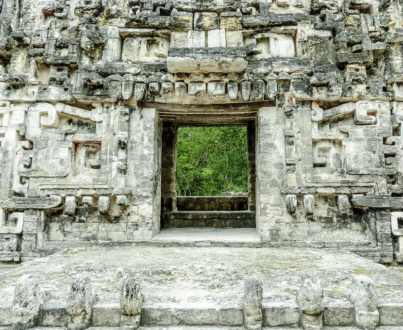Trước khi được gọi là Calakmul, thành phố cổ xưa này được gọi với cái tên Ox Te' Tuun (có nghĩa là "Ba tảng đá").
