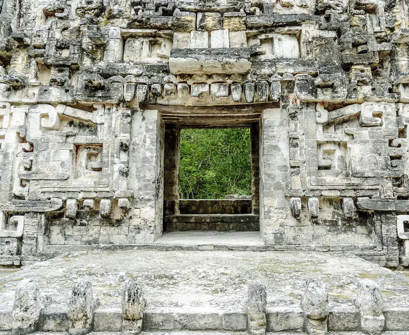 Trước khi được gọi là Calakmul, thành phố cổ xưa này được gọi với cái tên Ox Te' Tuun (có nghĩa là "Ba tảng đá").