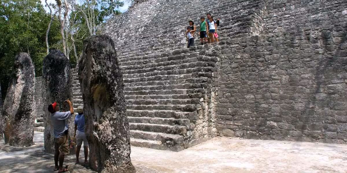 Vào năm 1931, nhà sinh vật học Cyrus Longworth Lundell đã vô tình tìm thấy tàn tích thành phố Calakmul của người Maya.