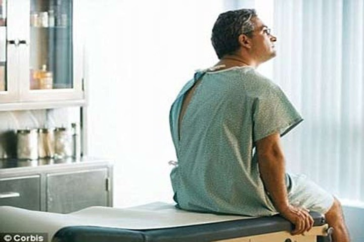 Các kỹ thuật sàng lọc ung thư vú ở nữ giới cũng được áp dụng cho nam như khám sức khỏe, chụp nhũ ảnh, và làm xét nghiệm sinh thiết (kiểm tra mẫu nhỏ của mô dưới kính hiển vi). Tương tự thì, các kỹ thuật điều trị như xạ trị, hóa trị hay liệu pháp hormone ở nữ cũng được điều trị cho nam.