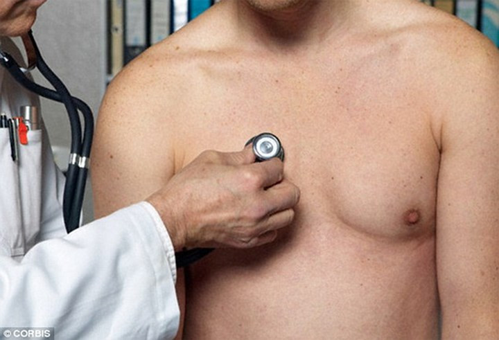 Núm vú tiết dịch: Nếu mắc ung thư vú, nam giới có thể nhận thấy áo của họ liên tục bị bẩn ở phần ngực bởi chất dịch từ khối u rò rỉ ra ngoài qua núm vú.