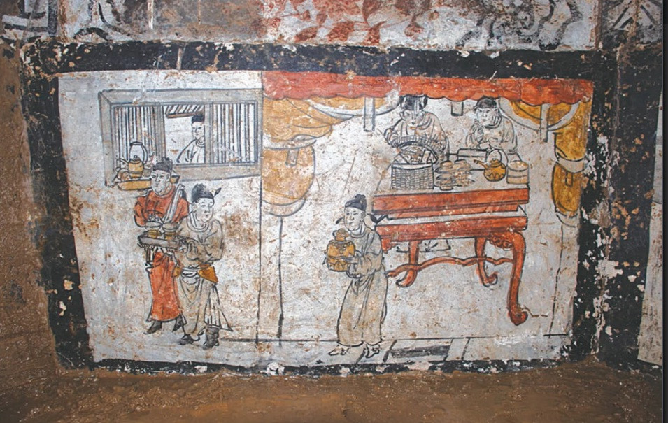 Vợ chồng Quách Cự, người con trai 3 tuổi sống cùng mẹ già ốm yếu. Mỗi bữa ăn, mẹ Quách Cự thường chia thêm thức ăn cho cháu. Quách Cự bàn với vợ chôn con và người vợ không dám làm trái ý chồng.