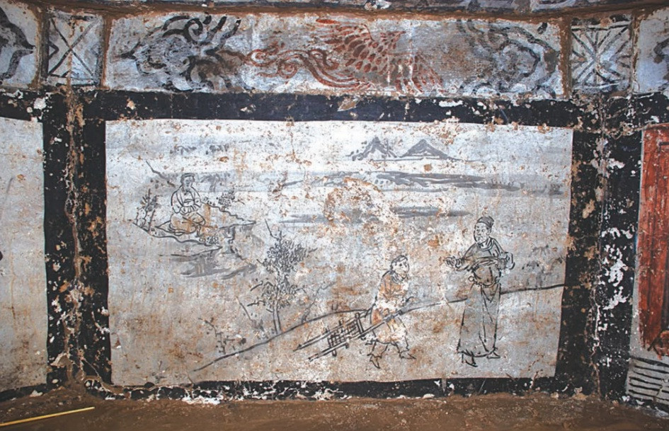 Một số bích họa trên tường mộ miêu tả đời sống của người dân Trung Quốc dưới sự thống trị của đế chế Mông Cổ. Trong số này có bức bích họa mô tả cảnh đội nhạc công chơi nhạc, cảnh pha trà, hình ngựa, lạc đà chở người và hàng hóa. Một số người trong bích họa được vẽ đeo phục sức theo kiểu Mông Cổ.