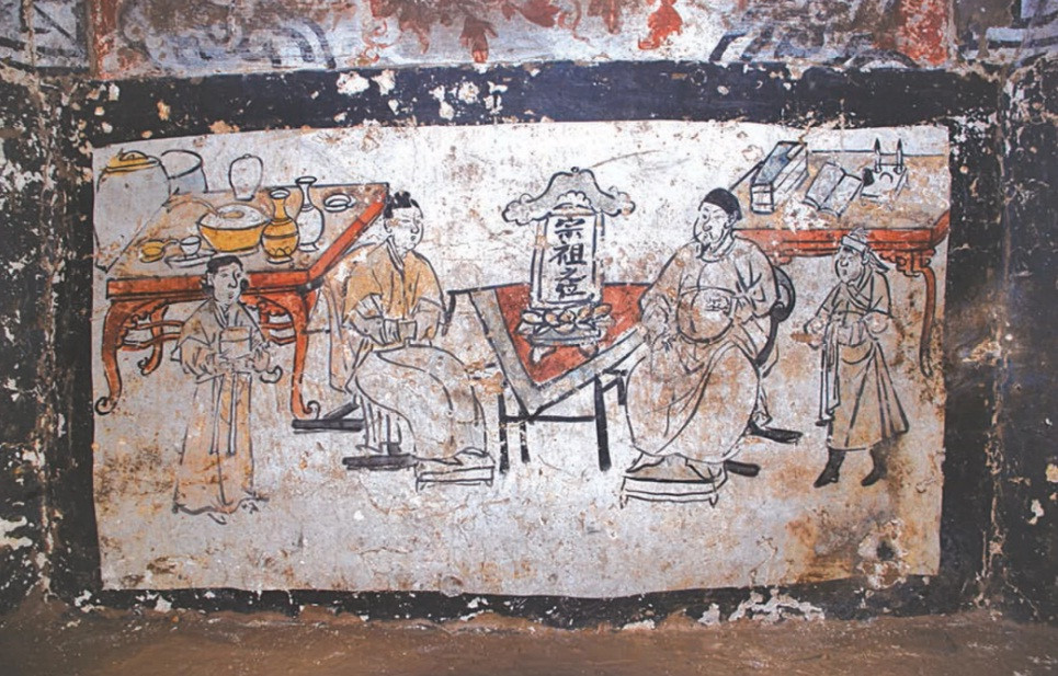 Vòm của ngôi mộ cổ 700 tuổi có hình kim tự tháp, được trang trí hình Mặt Trời, Mặt Trăng và những vì sao. Một bức bích họa trên tường mộ cổ gây chú ý với câu chuyện cha mẹ cố chôn sống đứa con trai nhỏ tuổi của họ.