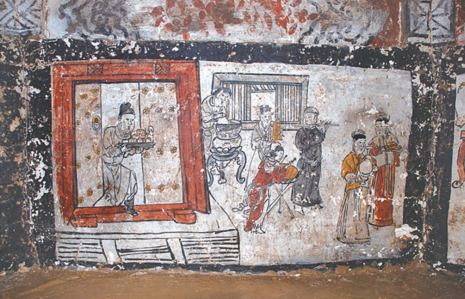 Tuy nhiên, các chuyên gia đặc biệt quan tâm đến bức bích họa mô tả câu chuyện về lòng hiếu thảo nổi tiếng trong lịch sử Trung Quốc. Bích họa kể về cuộc đời của Quách Cự đời Hán. Gia đình người này sống trong cảnh nghèo khó.