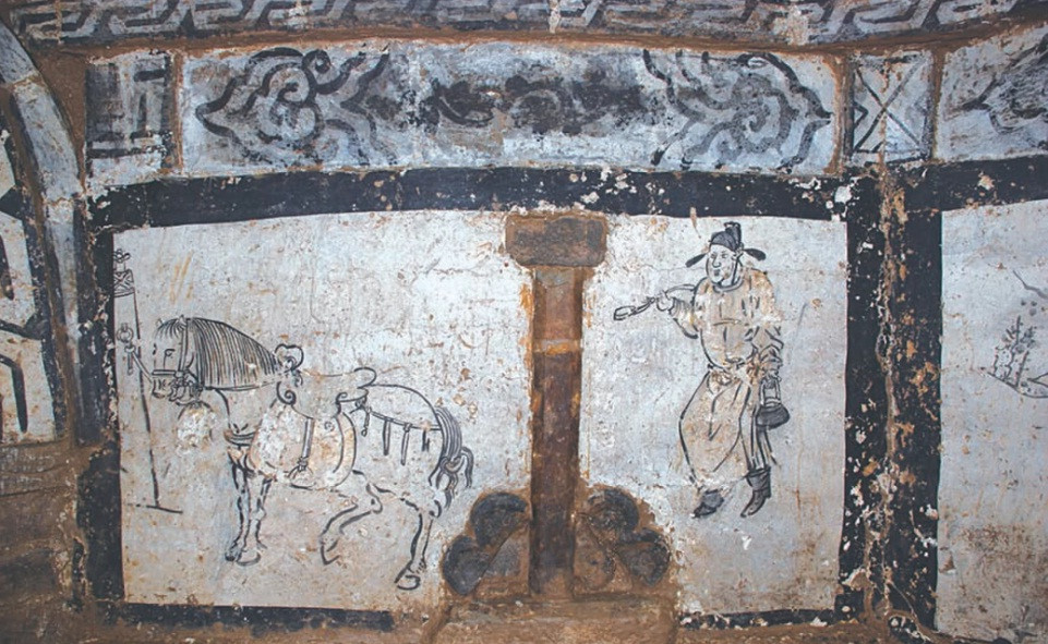 Hai vợ chồng liền đào một cái hố sâu để chôn con thì bất ngờ phát hiện một hũ vàng. Đây được cho là phần thưởng cho lòng hiếu thảo của Quách Cự.