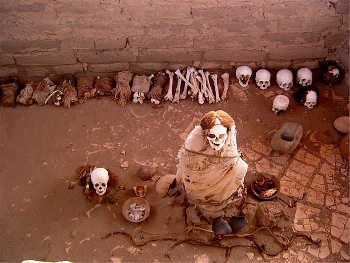 Những người này được mai táng cùng với nhiều của cải giá trị như vàng bạc, châu báu... Tuy nhiên, những cổ vật này bị những tên trộm mộ cướp bóc trong nhiều năm.