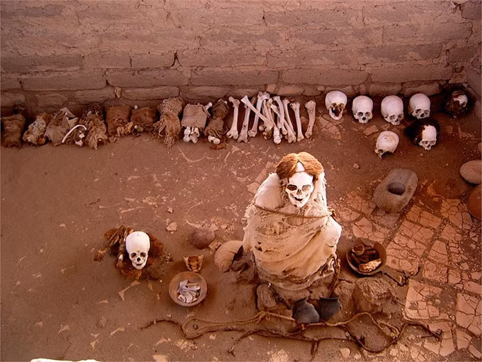 Những người này được mai táng cùng với nhiều của cải giá trị như vàng bạc, châu báu... Tuy nhiên, những cổ vật này bị những tên trộm mộ cướp bóc trong nhiều năm.