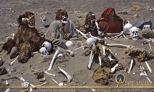 Theo các chuyên gia, những bộ hài cốt tại nghĩa trang Chauchilla thuộc nền văn minh Nazca cổ xưa. Nền văn minh này phát triển rực rỡ trong giai đoạn từ khoảng năm 100 – 800. Tuy nhiên, nền văn minh Nazca suy tàn và biến mất một cách bí ẩn.