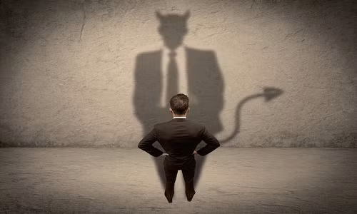 Dư luận cho rằng những người thỏa thuận bán linh hồn cho quỷ dữ thường là người lâm vào hoàn cảnh tuyệt vọng hoặc khao khát có được một thứ gì mà mãi vẫn chưa đạt được.