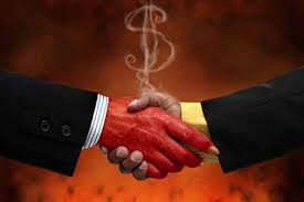 Lịch sử ghi nhận một số người, trong đó có cả nhân vật nổi tiếng trong xã hội được cho là lập thỏa thuận bán linh hồn cho ma quỷ.