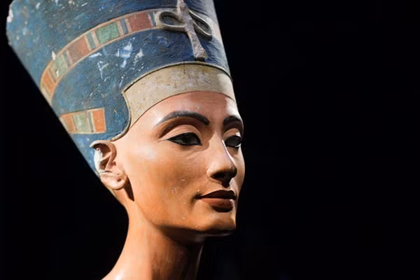 Akhenaten đã trao cho Nữ hoàng Nefertiti quyền lực mà nhiều bà hoàng khác chưa từng đạt được. Điều này khiến nhiều thầy tu phản đối và nổi giận.