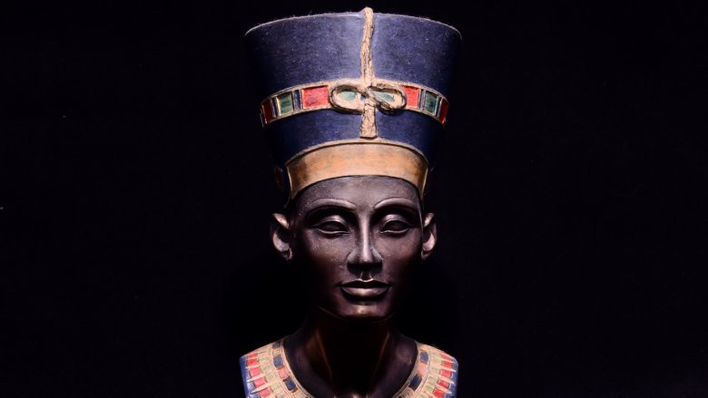 Nefertiti kết hôn với pharaoh Ai Cập Akhenaten vào năm trị vì thứ 2 của ông, khoảng năm 1350 trước Công nguyên.