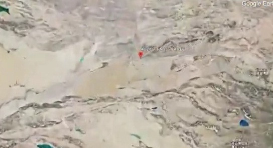 Sau khi video của Blake and Brett Cousins được công bố, rất nhiều người đã có chia sẻ về nơi này. Trong đó, một người dùng Internet có biệt danh Steve nhận định công trình khả nghi "trông giống một căn cứ quân sự cũ".