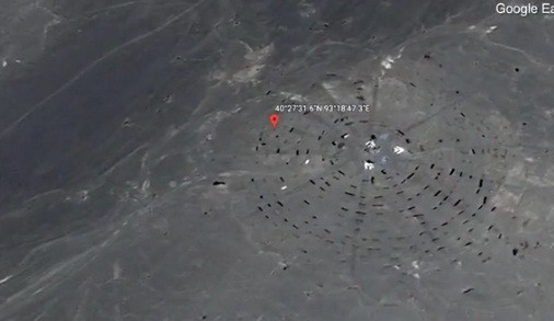 Blake and Brett Cousins cho rằng "căn cứ quân sự" bí mật ở giữa sa mạc Gobi có thể là "Khu vực 51 của Trung Quốc".